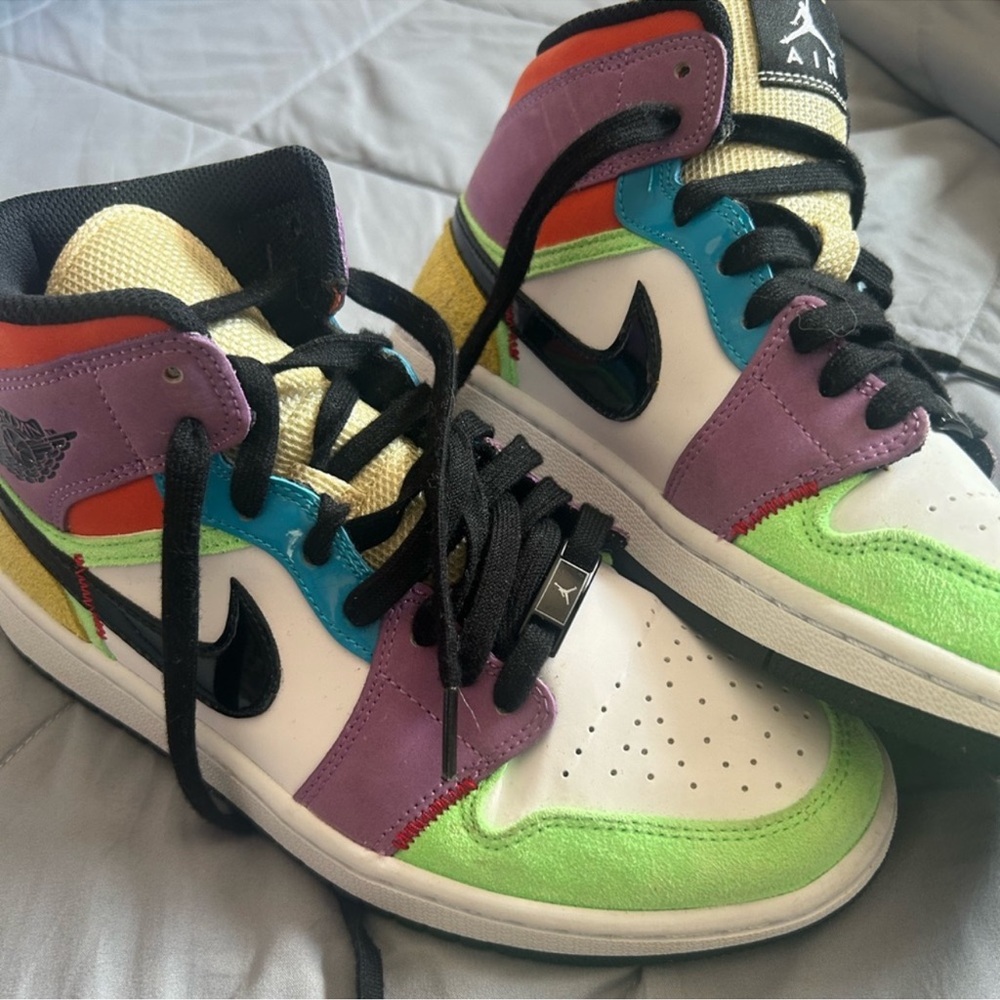 Womens Air Jordan Nike - Picture 2 of 6